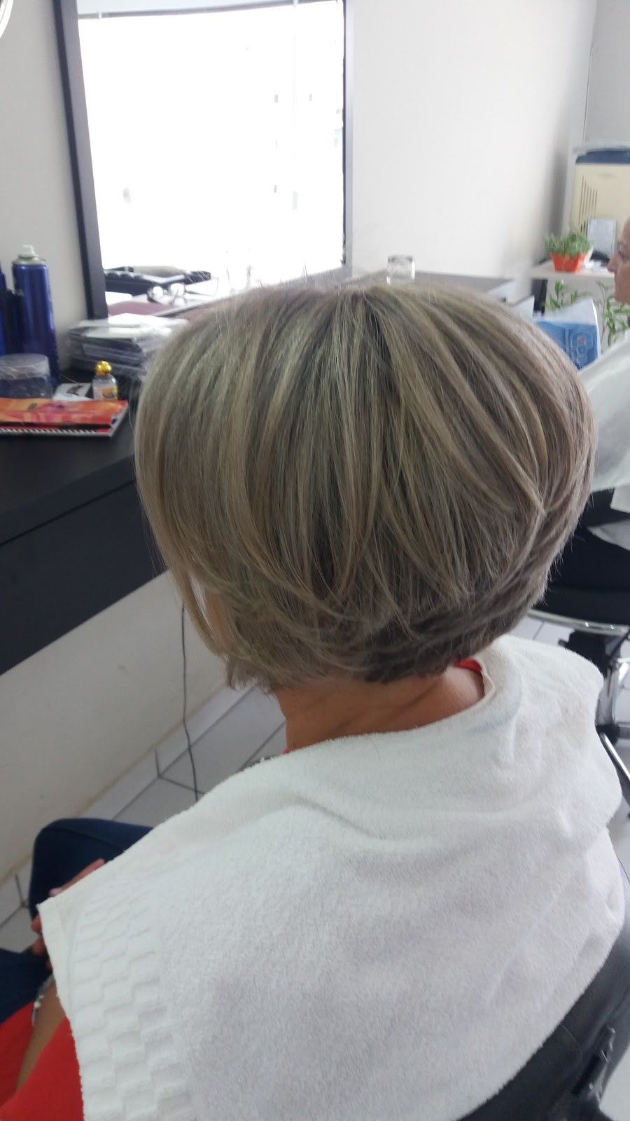Corte de cabelo curto grisalho feito no Studio Bella
